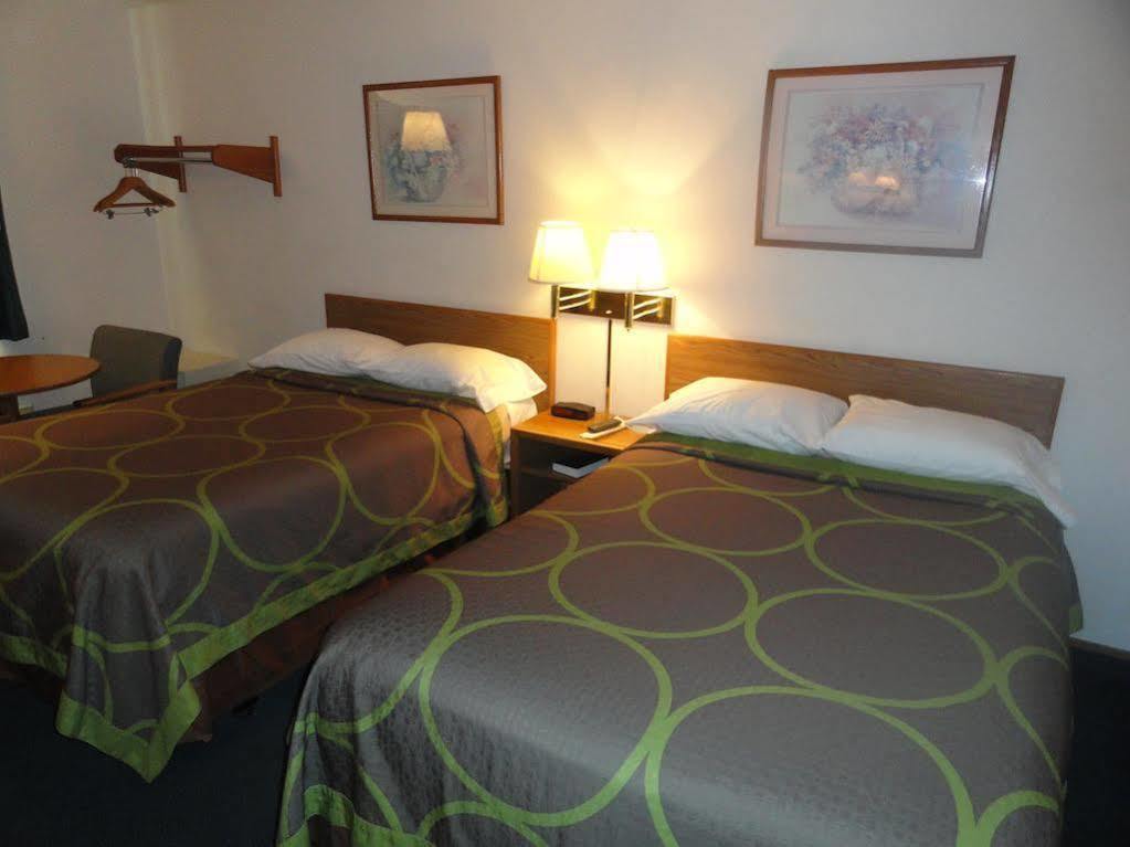 Super 8 By Wyndham Wayne Hotell Exteriör bild