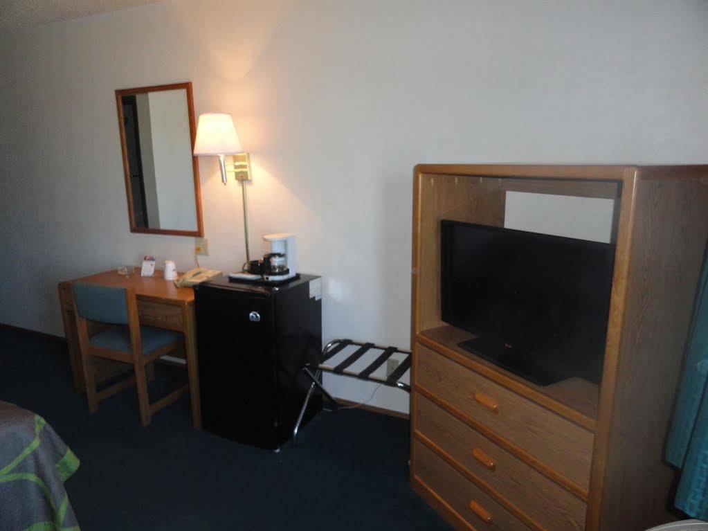 Super 8 By Wyndham Wayne Hotell Exteriör bild
